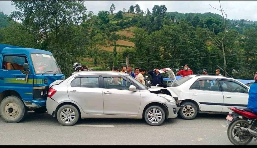 काभ्रेमा पाँच वटा गाडी एकैपटक ठोक्कियो, धुलिखेल अस्पतालका डाक्टर घा इते