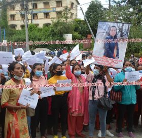 प्रिति रानी तामाङको ६ दिन देखि शव धुलिखेलअस्पतालमा, निष्पक्ष अनुसन्धानको माग गर्दै प्रहरी कार्यलयमा नाराबाजी