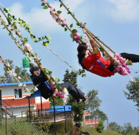 काभ्रेको देवीस्थानडाँडामा पिङ, खेल्नेको भीड