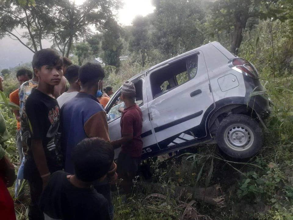 काभ्रेको कोशीपारीमा ट्याक्सी दुर्घटना