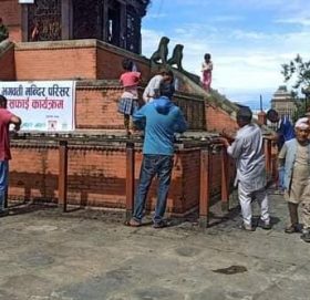 धुलिखेलको भगवती मन्दिर परिसरमा सरसफाई