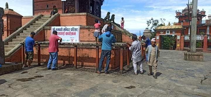 धुलिखेलको भगवती मन्दिर परिसरमा सरसफाई