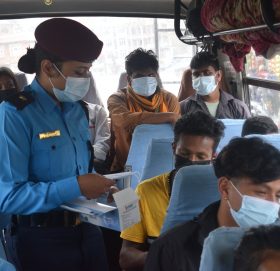काभ्रे प्र हरी बस भित्र मास्क खोज्दैै