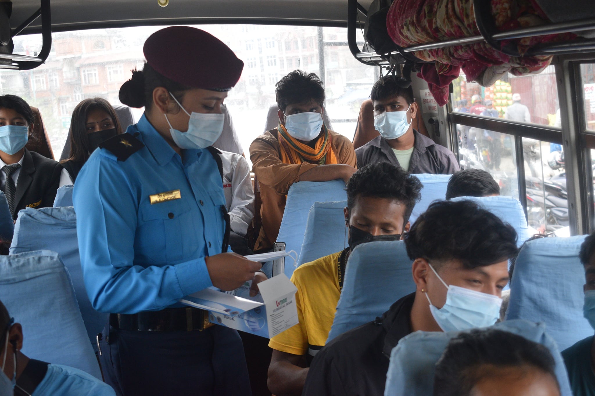 काभ्रे प्र हरी बस भित्र मास्क खोज्दैै