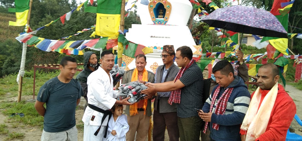 धुलिखेल ११ पात्लेखेतका खेलाडीलाई ट्र्याक सुट वितरण