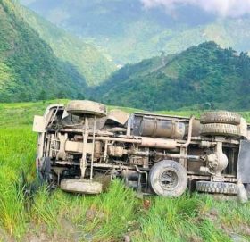काभ्रेको कोसीपारीमा टिपर  दु र्घ टना, सह चालक च्या पि एर अझै टिफरमै