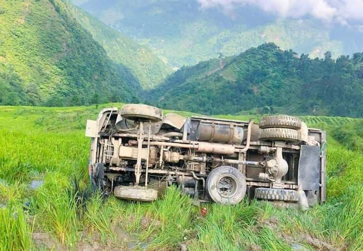 काभ्रेको कोसीपारीमा टिपर  दु र्घ टना, सह चालक च्या पि एर अझै टिफरमै