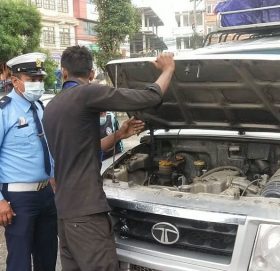 सवारीको यान्त्रिक परिक्षण गर्दै काभ्रे प्रहरी