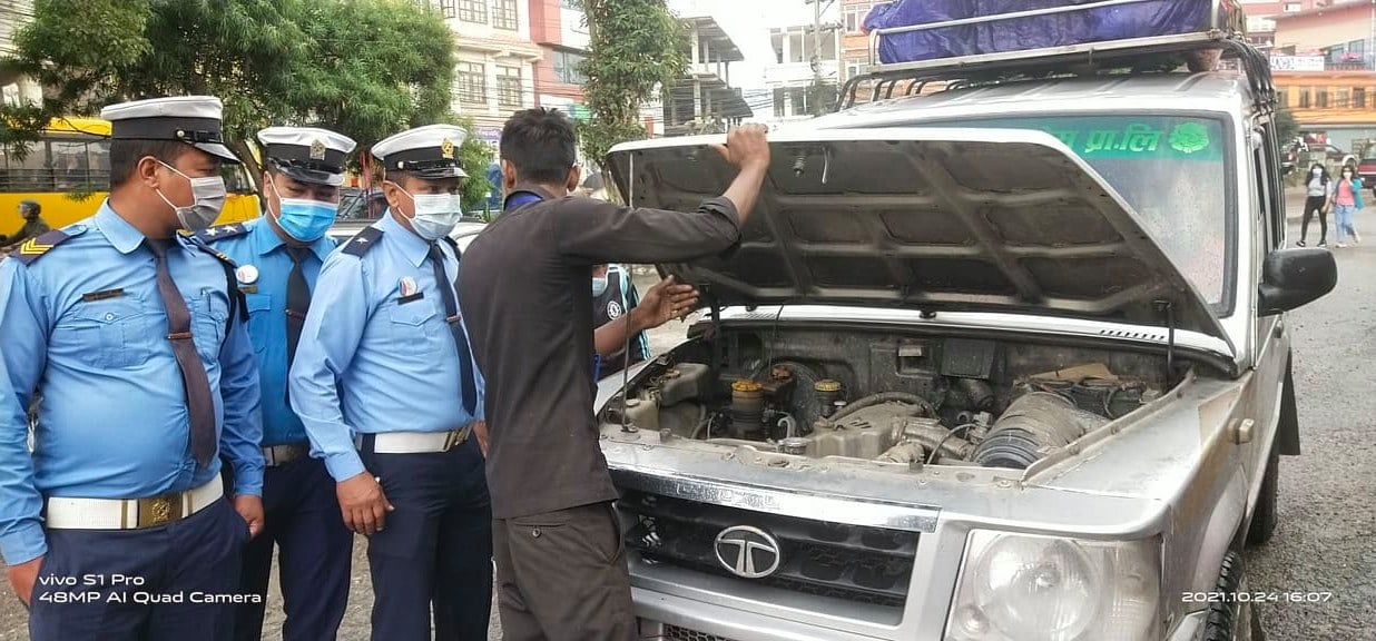 सवारीको यान्त्रिक परिक्षण गर्दै काभ्रे प्रहरी