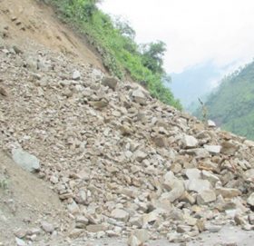 काभ्रेको बेथानचोकमा सुख्खा पहिरोको त्रा स, मुख्य सडक बन्द