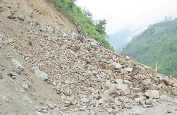 काभ्रेको बेथानचोकमा सुख्खा पहिरोको त्रा स, मुख्य सडक बन्द