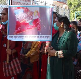 काभ्रेमा अञ्जली गौतमको ह त्या भएको दाबी: आफन्तले घेरे जिल्ला प्र ह री कार्यालय, घ ट नालाई राजनीतिकरण नगर्न माग