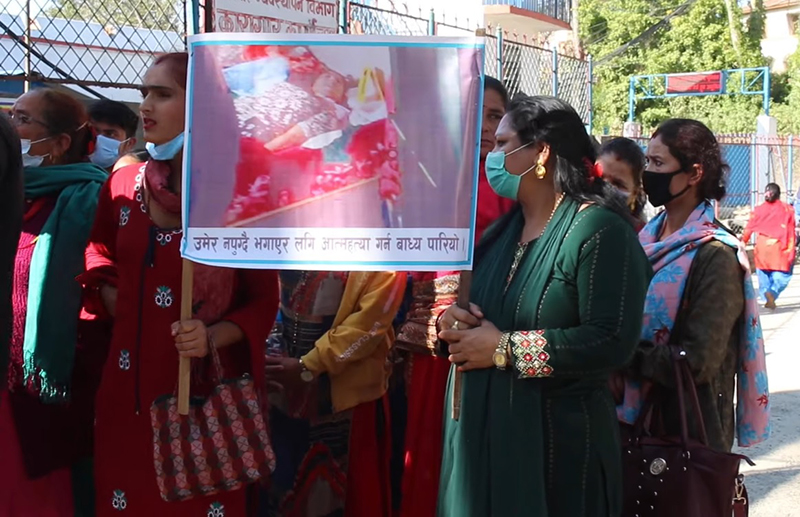 काभ्रेमा अञ्जली गौतमको ह त्या भएको दाबी: आफन्तले घेरे जिल्ला प्र ह री कार्यालय, घ ट नालाई राजनीतिकरण नगर्न माग