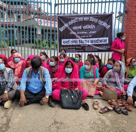 काभ्रेको धुलिखेलका शिक्षक आन्दोलित, केन्द्र सरकारले दिएको निर्देशन नगरले अटेर गरेको आ रोप