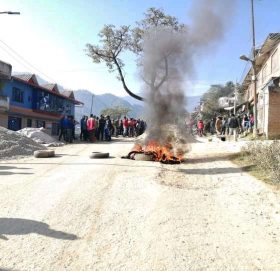 निषेधित समयमा चलाएको टिपरले पैदल यात्रीलाई ठक्कर दिएपछि टायर बालेरर प्रदर्शन