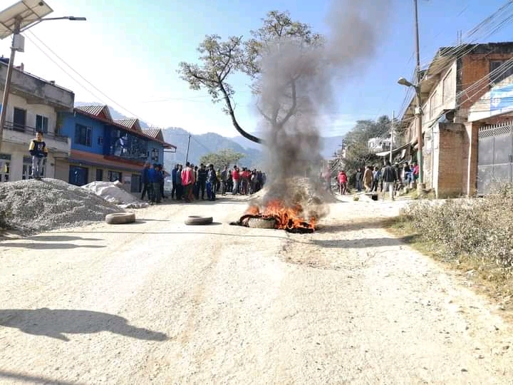 निषेधित समयमा चलाएको टिपरले पैदल यात्रीलाई ठक्कर दिएपछि टायर बालेरर प्रदर्शन