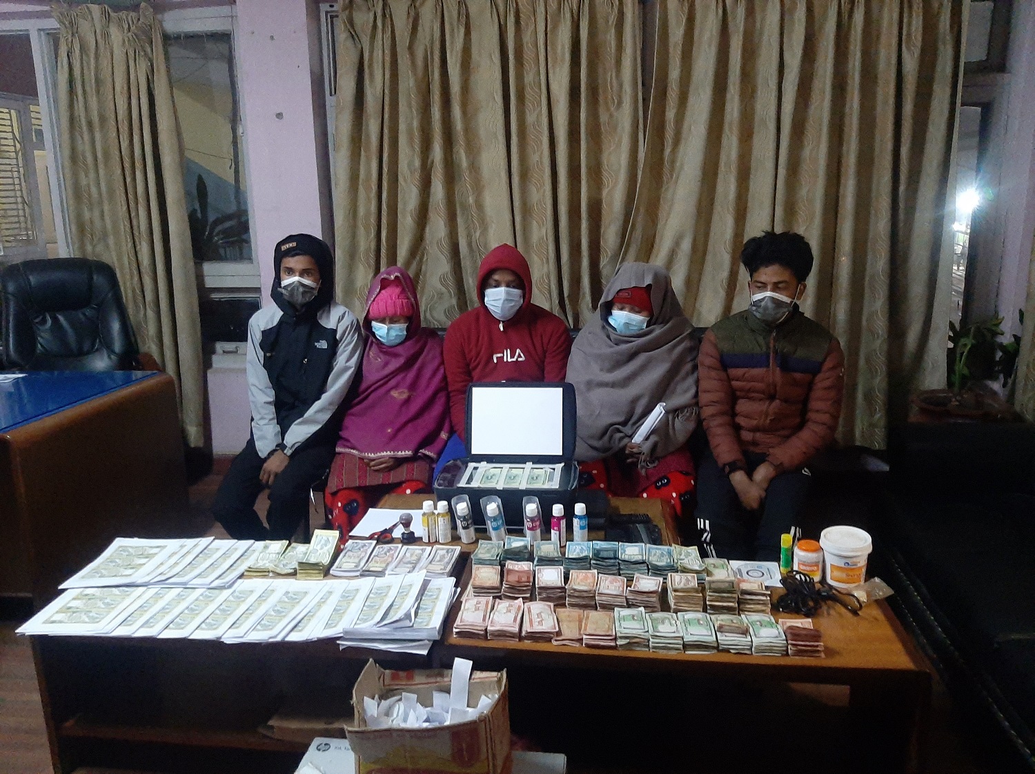 नक्कली नोटसहित रामेछाप र सिन्धुपाल्चोकका पाँच जना पक्राउ