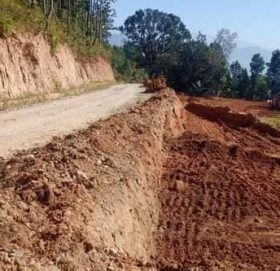 काभ्रेको धुलिखेल ११ ठूलीटारमा सडक मापदण्ड मिचेर खेतमा डोजर, माटो सार्वजनिक जंगलमा