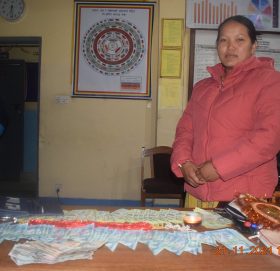 काभ्रे प्रहरीले बुझायो ‘फेला परेको नगद, सुनका गर–गहना र मोबाईल’