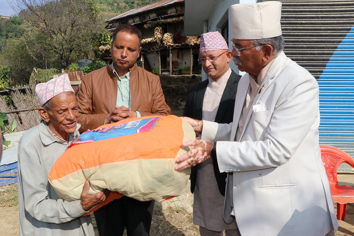 जेष्ठ नागरिकलाई ‘न्यानो’ बाँड्दै नमोबुद्धका जनप्रतिनिधि