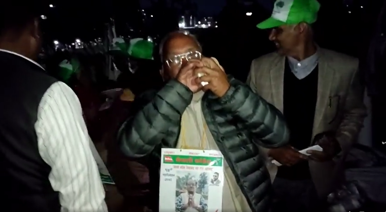 काभ्रे काँग्रेसमा भोट माग्ने अनौठो तरिका:  शंख फुक्दै भोट माग्दै