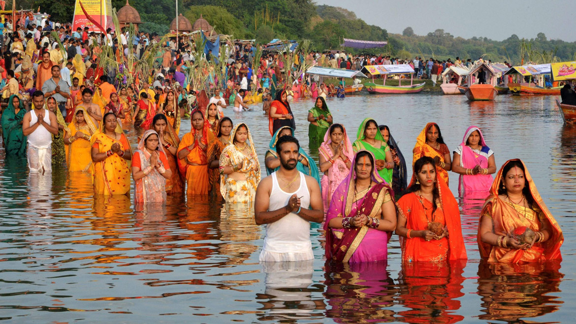 आज छठ पर्वको मुख्य दिन, अस्ताउँदो सूर्यको पूजा गरी मनाइँदै