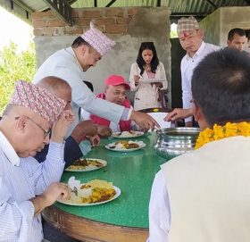 पत्रकारलाई लोप्पा खुवाउने इटहरीका मेयरले दिए माधव नेपाललाई लन्च पार्टी