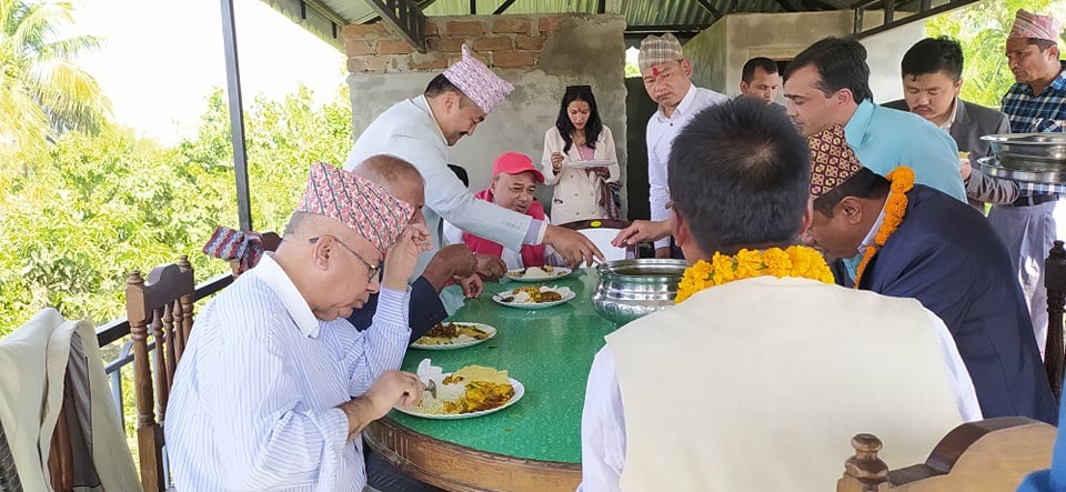 पत्रकारलाई लोप्पा खुवाउने इटहरीका मेयरले दिए माधव नेपाललाई लन्च पार्टी