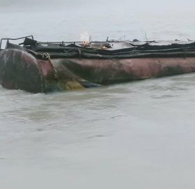 तेलको ट्याङ्कर त्रिशूलीमा खस्यो