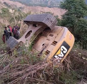 काभ्रेको कोशीपारिमा स्काभेटर दु र्घ ट ना
