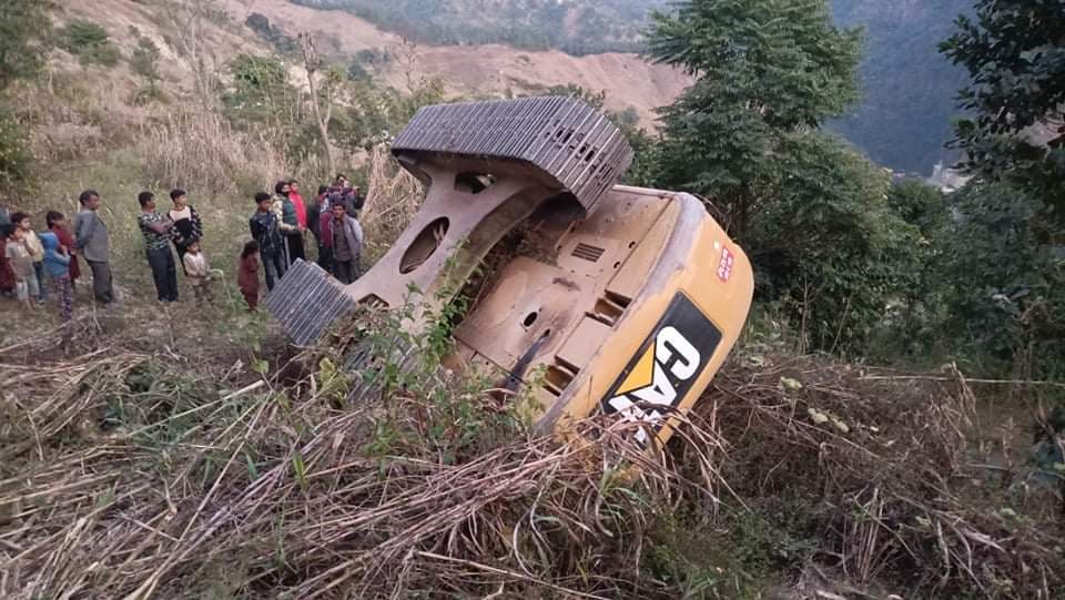 काभ्रेको कोशीपारिमा स्काभेटर दु र्घ ट ना