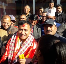 जनआन्दोलनका जीउँदा सहिद मुकेशलाई भेट्न महामन्त्री विश्व प्रकाश काभ्रेमा