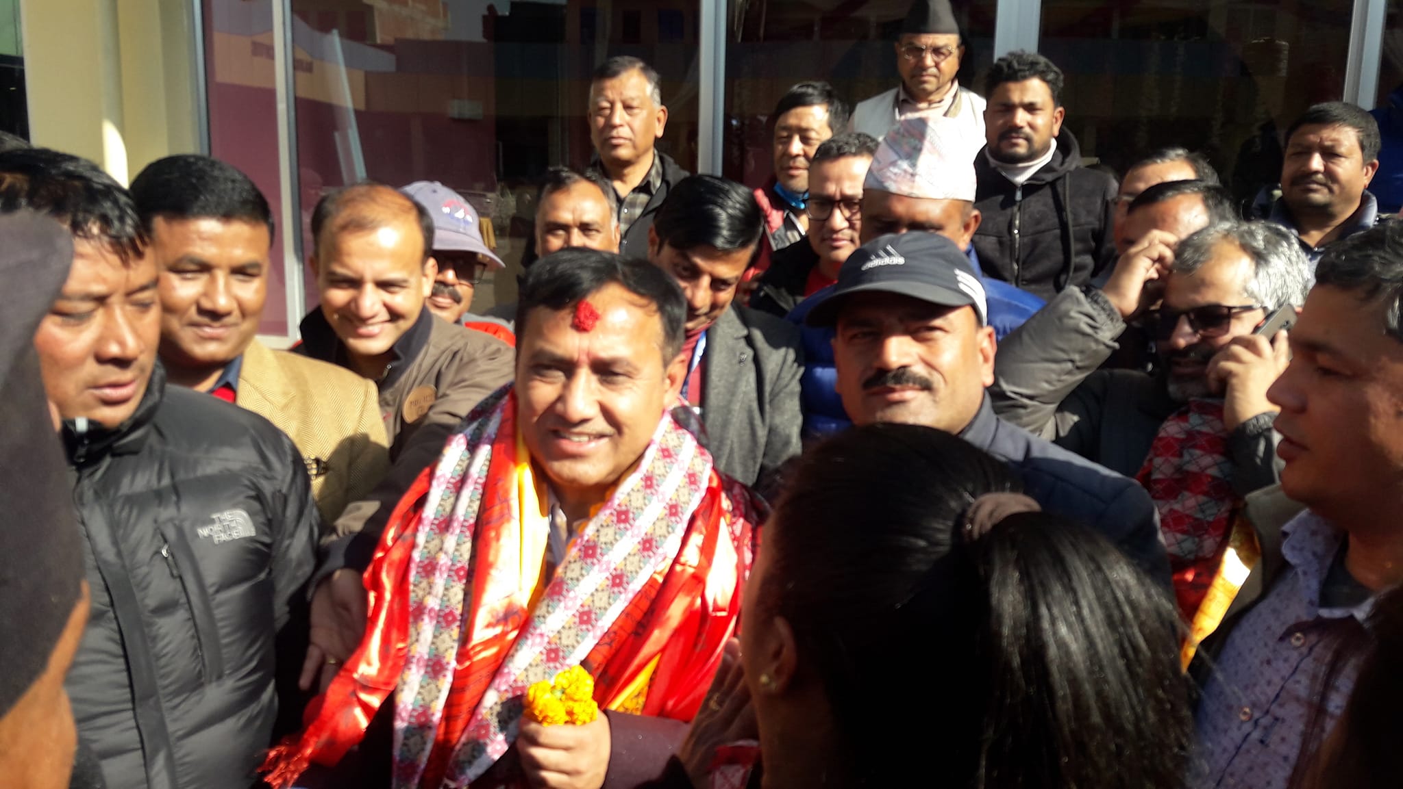 जनआन्दोलनका जीउँदा सहिद मुकेशलाई भेट्न महामन्त्री विश्व प्रकाश काभ्रेमा