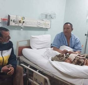 नेता महत काभ्रे काँग्रेसका सभापति लामालाई भेट्न अस्पतालमा