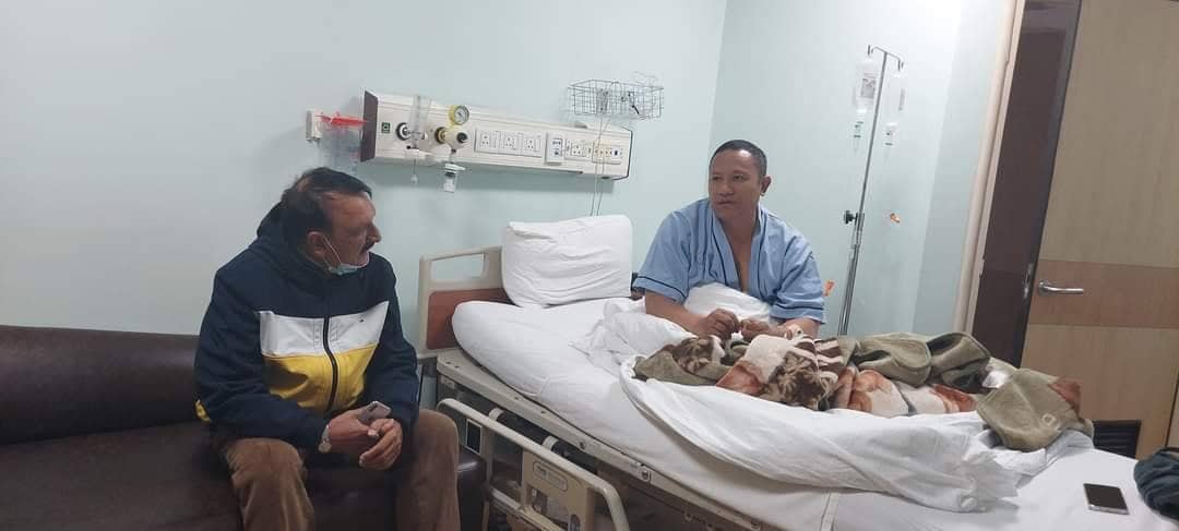 नेता महत काभ्रे काँग्रेसका सभापति लामालाई भेट्न अस्पतालमा