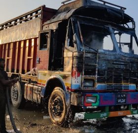 ट्रकमा आगजनी