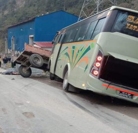 बसले ट्याक्टरलाई ठ क्क र दिँदा एक जनाको मृ त्यु, २३ घा इ ते