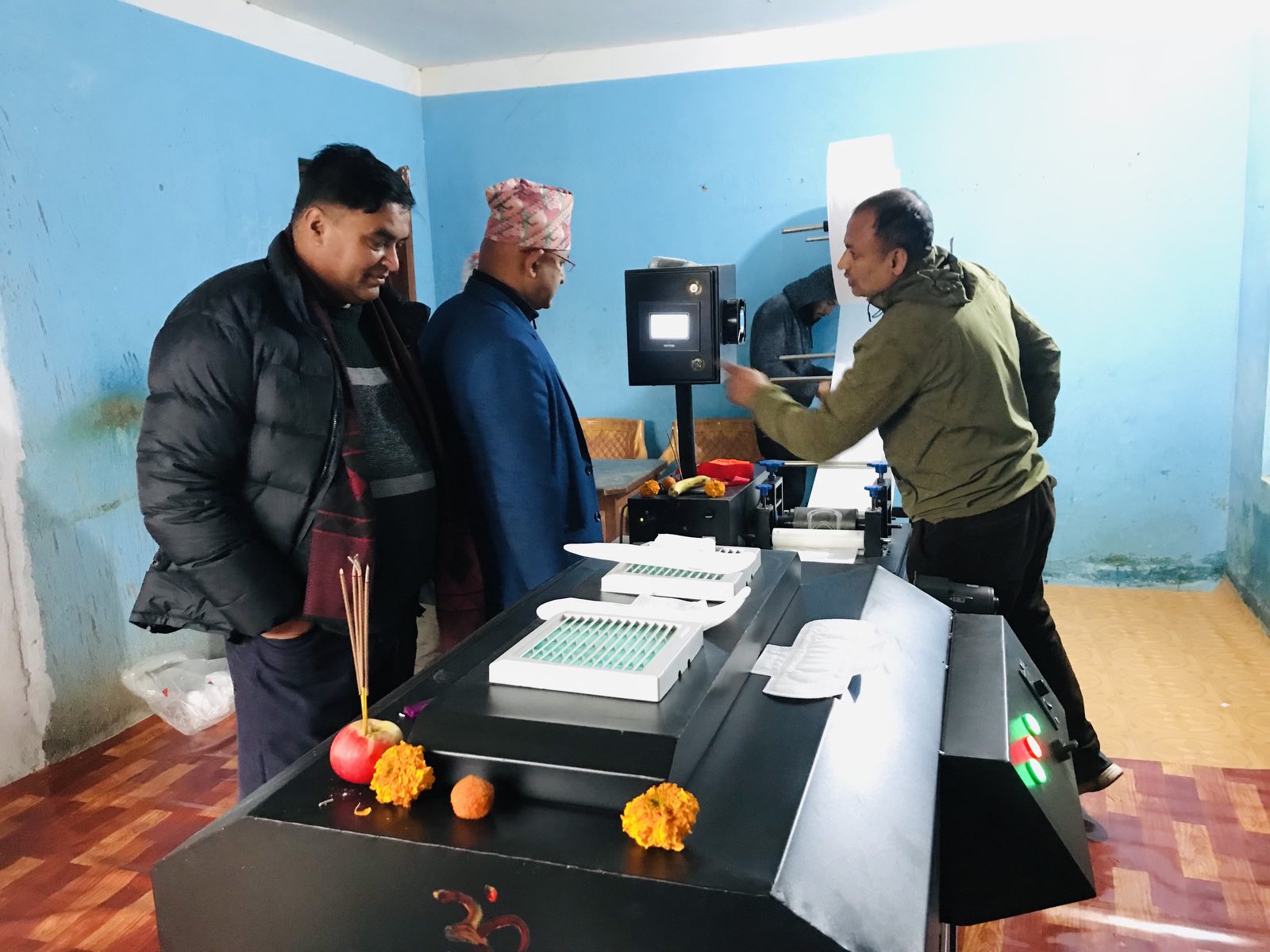 सेनिटेयरी प्याड उत्पादन गर्दै काभ्रे नमोबुद्धका युवाहरु