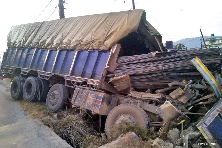 ट्रक दु र्घ ट ना हुँदा २ जनाको मृ त्यु