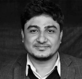 ट्रक र बसले कारलाई ठक्कर दिँदा बैंकका शाखा प्रमुख पाण्डेको मृ त्यु, २ जना घा इ ते