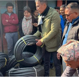 भुम्लुका सभापति दावा लामाद्वारा पहरी समुदायलाई खानेपानीको पाईप हस्तान्तरण