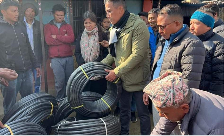 भुम्लुका सभापति दावा लामाद्वारा पहरी समुदायलाई खानेपानीको पाईप हस्तान्तरण