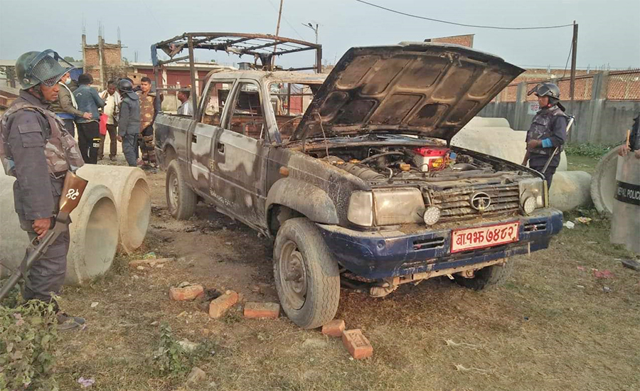 प्रहरीको गाडीमा आगजनी