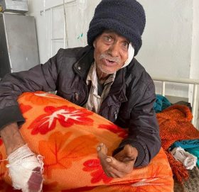 हजुरबुबामाथि नातिनीले गरिन् खुकुरी प्र हा र