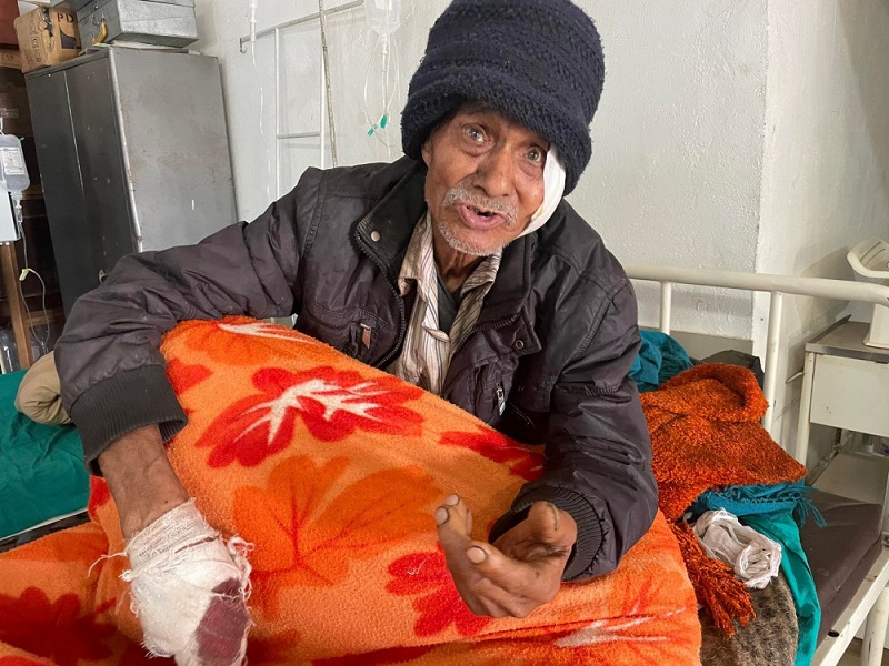 हजुरबुबामाथि नातिनीले गरिन् खुकुरी प्र हा र