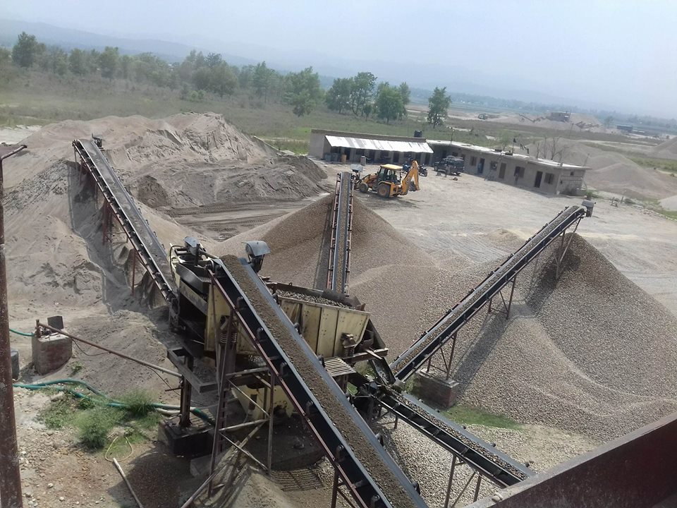 काभ्रेमा दर्ता बिनाकै क्रसर र ढुंगा खानी कहिलेसम्म चलिरहन्छ ?