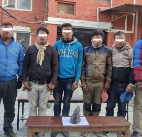 गैंडाको खागसहित काभ्रेका ५ जना प क्रा उ