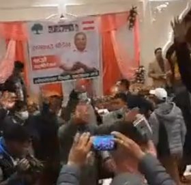 रामचन्द्रको चियापानमा पुगे देउवा, कार्यकर्ताले गरे विरोध