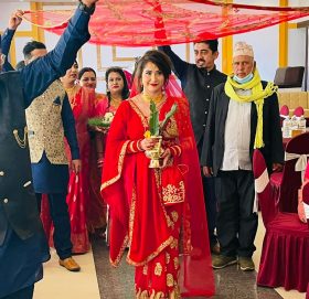 सैं पनि एमालेकी गायिका प्रिया भण्डारीले गरिन विवाह