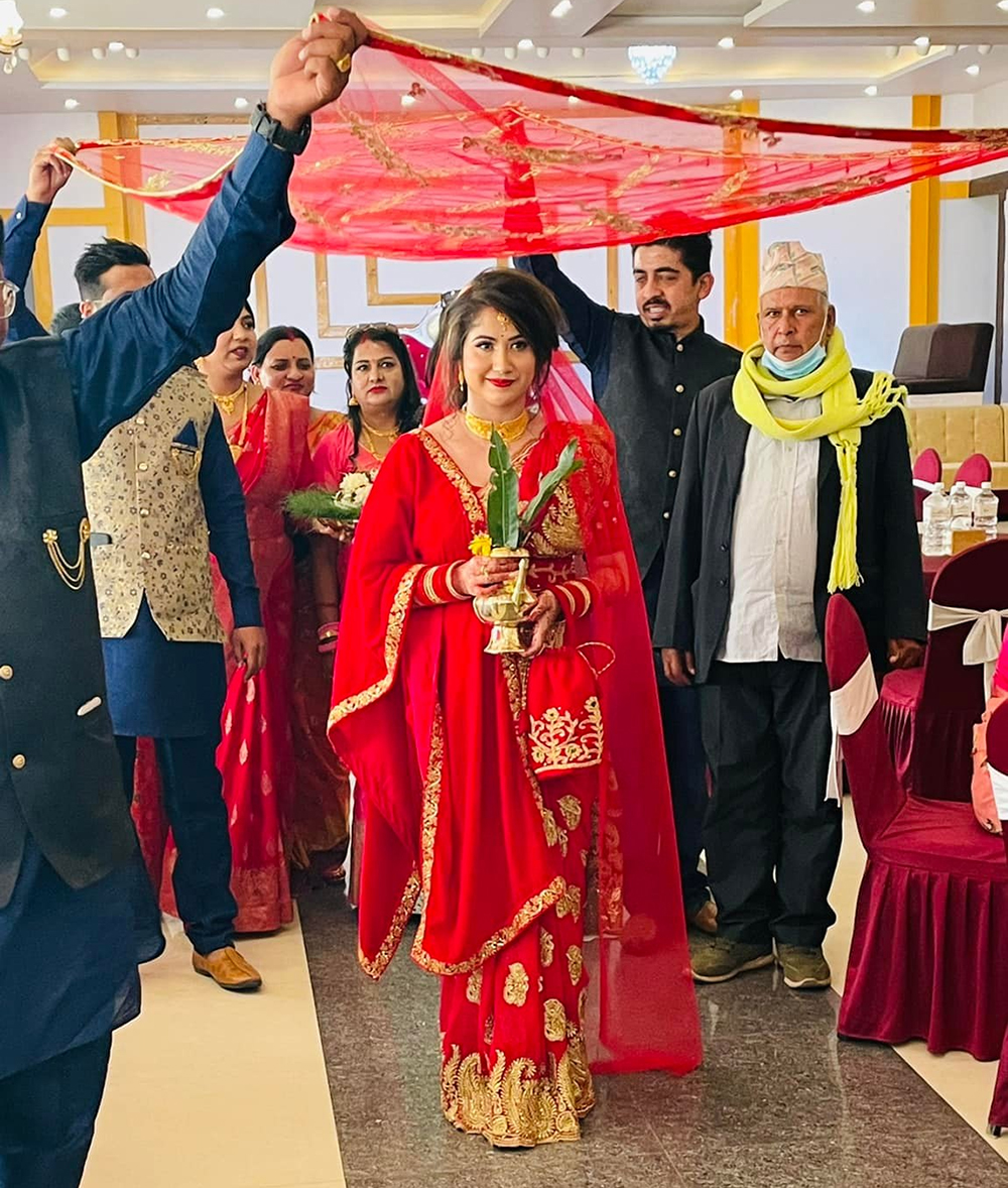 सैं पनि एमालेकी गायिका प्रिया भण्डारीले गरिन विवाह
